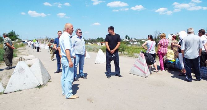 Гарбуз проверил состояние пункта пропуска в Станице Луганской (фото)