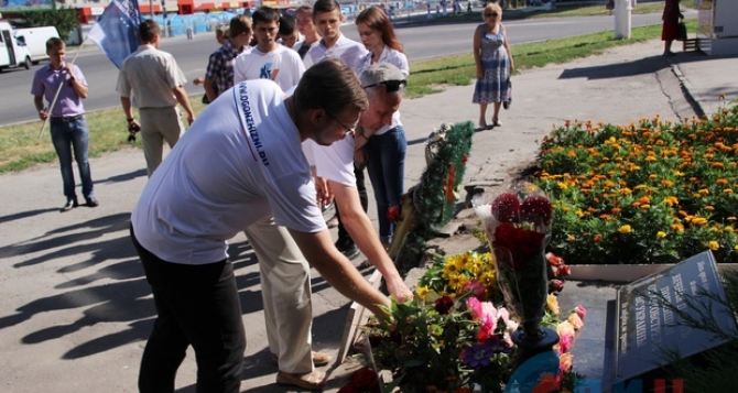 В Луганске почтили память жителей квартала Солнечный, погибших при обстрелах летом 2014 года