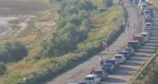 На «Чонгаре» большие очереди. Таможенники просят ехать в Крым через другие КПВВ