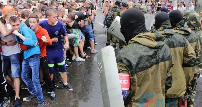 В Луганске провели масштабную тренировку по противодействию вооруженной миссии (ФОТО)
