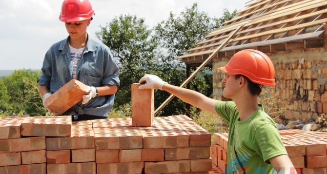 Луганские студенты помогают восстанавливать дома в Большой Вергунке (фото)