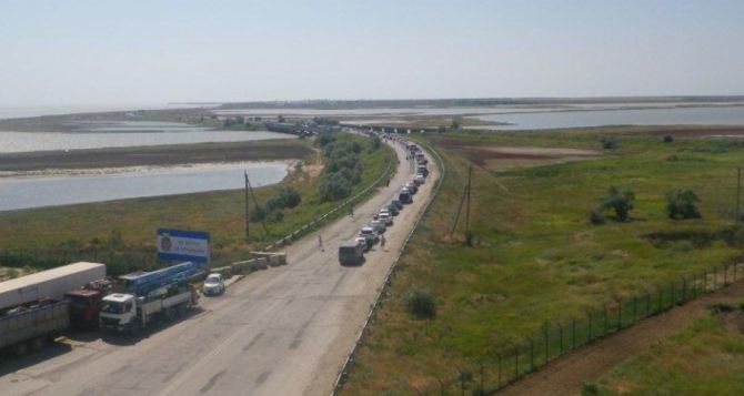 На выезде из Крыма в Украину скопились автомобильные очереди