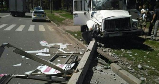 На Салтовском шоссе в Харькове грузовик снес светофор (фото)