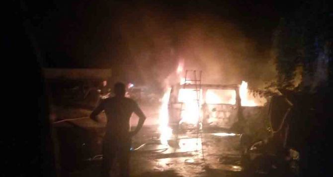 В Северодонецке сгорел микроавтобус (фото)