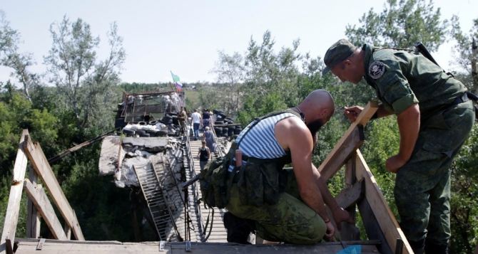 В Станице Луганской восстановили временный деревянный мост (фото)