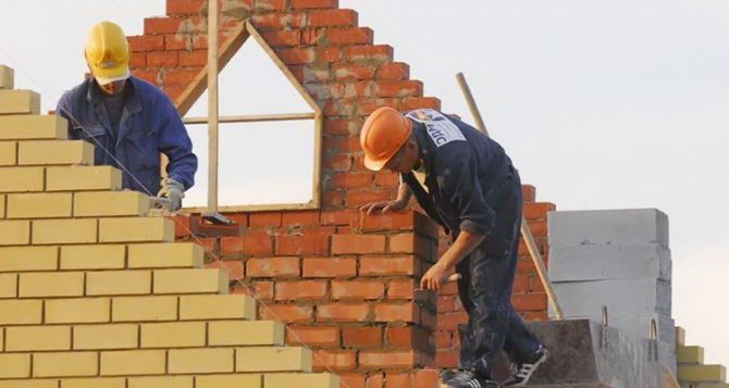 Более 10 строительных предприятий помогут восстанавливать дома в Луганске