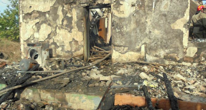 В Станице Луганской в результате обстрела сгорел дом (фото)