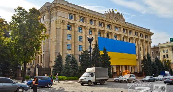 На здании Харьковской ОГА вывесили огромный флаг Украины (фото)