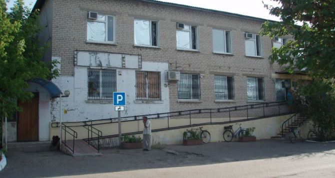 В Станице Луганской под обстрел попало здание районного Пенсионного фонда (фото)