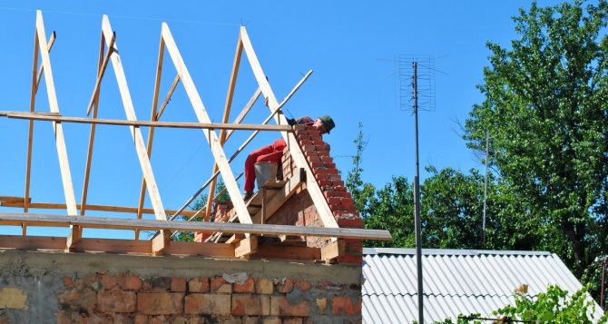 В Луганске восстанавливают 13 домов социально незащищенных граждан