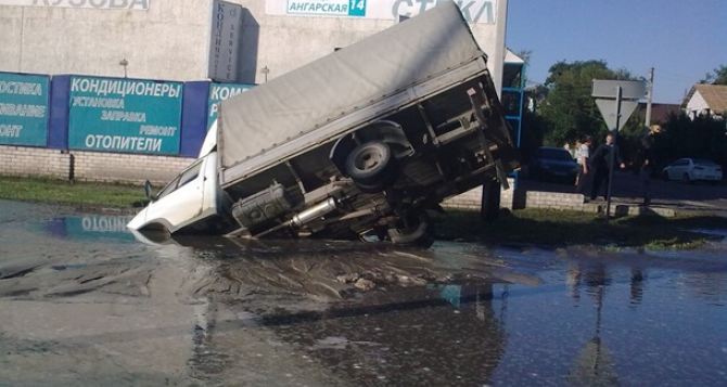 В Харькове грузовик провалился под асфальт
