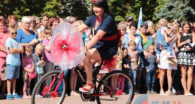 В Луганске прошел конкурс «Леди на велосипеде» (фото)