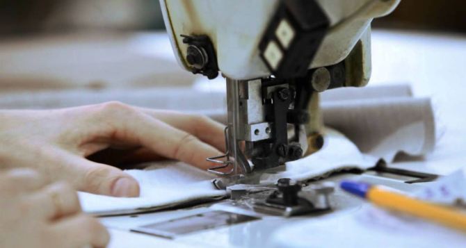 В Свердловске возобновила работу швейная фабрика