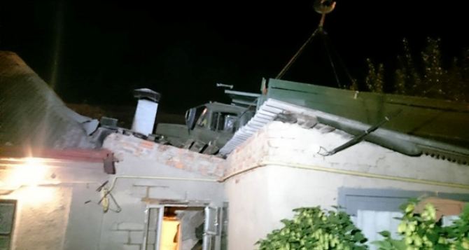 В Харькове грузовик влетел на крышу дома