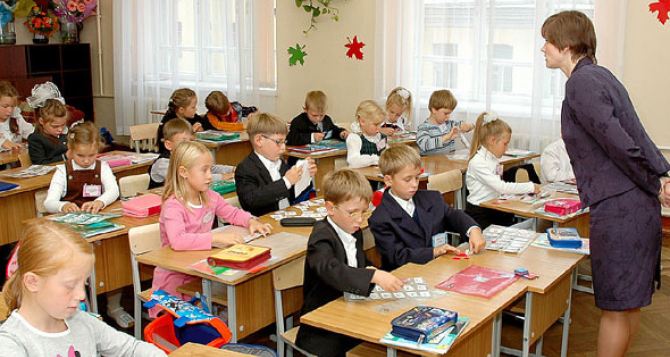 Украинским учителям на треть увеличат зарплату