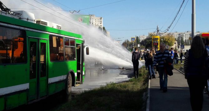 В Харькове из-за порыва на трубопроводе фонтан горячей воды смывал транспорт (видео)