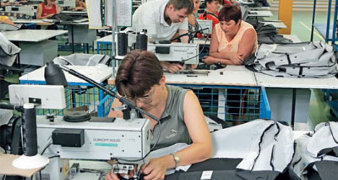 В Луганской области планируют открыть фабрику по пошиву фирменной одежды