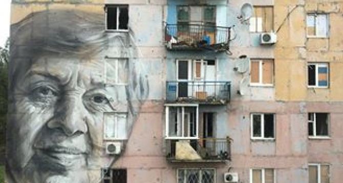 В Авдеевке на фасаде разрушенной многоэтажки нарисовали портрет местной учительницы