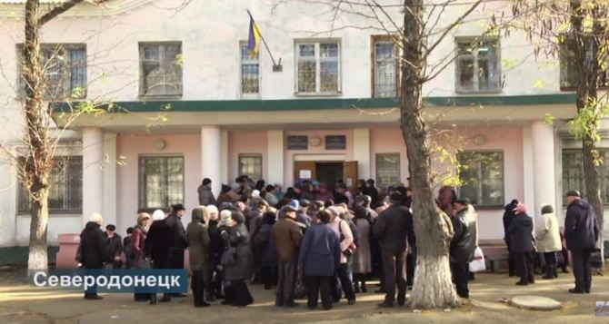 В Северодонецке пенсионеры штурмуют здание пенсионного фонда (видео)