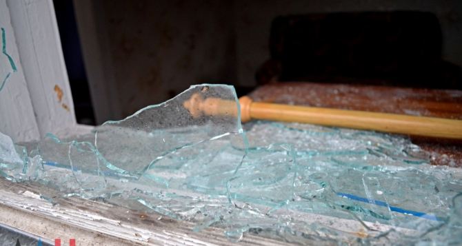Поврежденные дома и раненые мирные жители. Сутки на Донбассе