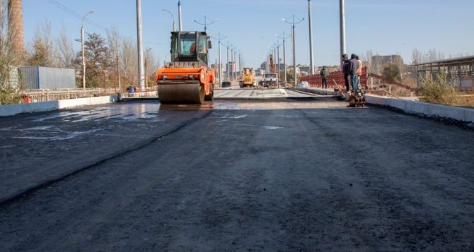 В Луганске заасфальтировали мостовую часть путепровода (фото, видео)
