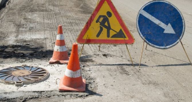 В Донецкой области ремонтируют дороги, которые идут в объезд Донецка