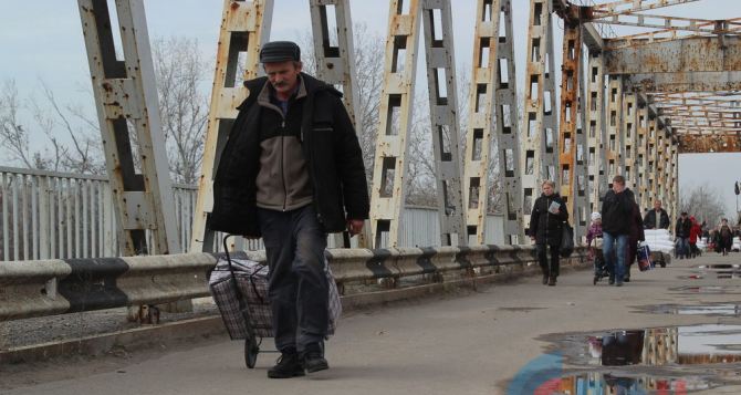 Пункт пропуска в Станице Луганской попал под обстрел