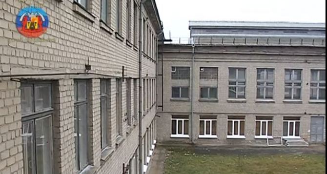 В Луганске продолжают восстанавливать школы, поврежденные обстрелами (видео)