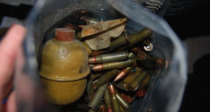 В Рубежном обнаружили тайник с боеприпасами (фото)