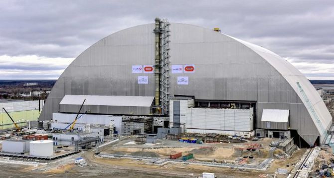 Четвертый энергоблок Чернобыльской АЭС накрыли аркой (видео)