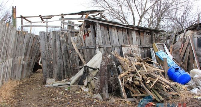 Последствия обстрела села Желтое на территории самопровозглашенной ЛНР (фото)