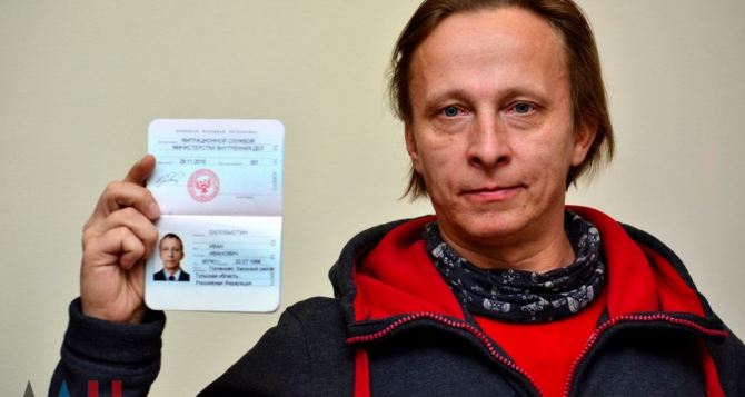 Захарченко вручил паспорт гражданина ДНР Ивану Охлобыстину