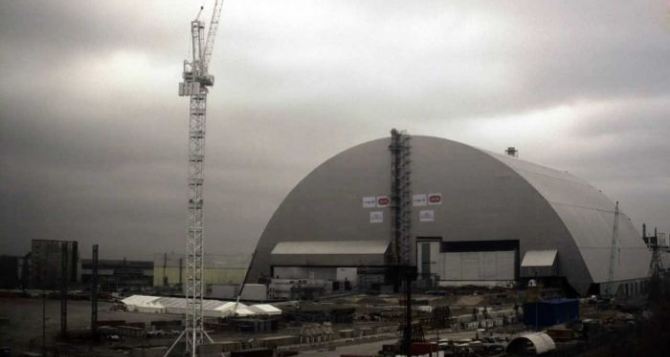 Четвертый энергоблок Чернобыльской АЭС накрыли защитным саркофагом