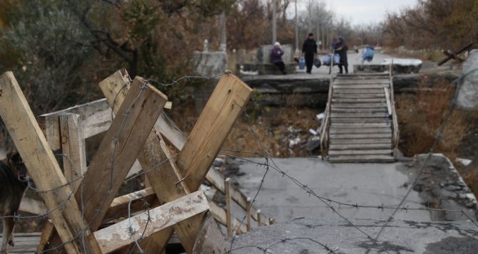 Пешеходный мост к пункту пропуска в Станице Луганской продолжает разрушаться