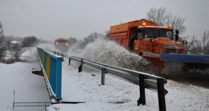 Дороги Харьковской области от снега расчищают 220 машин