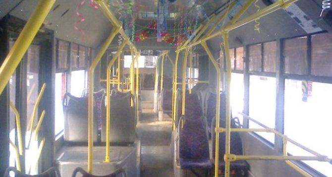 В Харькове пустили новогодний троллейбус