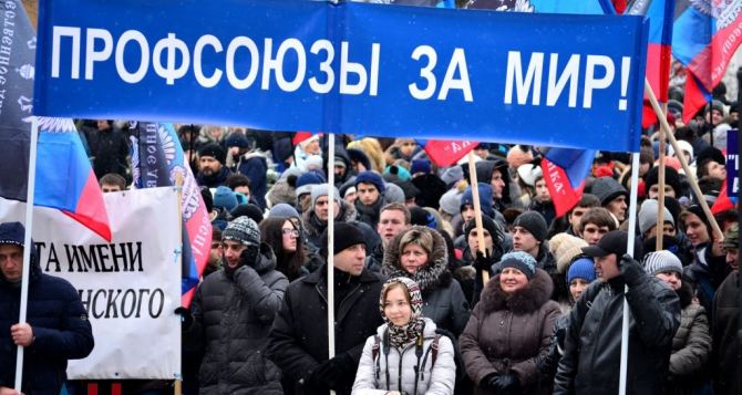На митинг в центре Донецка собрались более десяти тысяч жителей