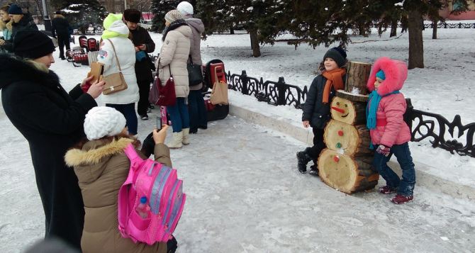 Алчевск украсили необычными снеговиками (фото)