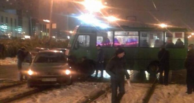 В Харькове маршрутка с пассажирами врезалась в легковушку