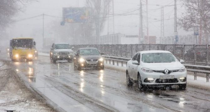Водителей предупреждают о гололеде на дорогах и снеге с дождем 25-27 декабря