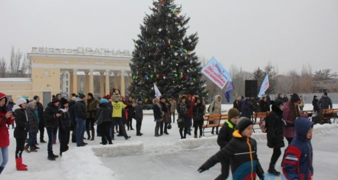 В Луганске открылся бесплатный ледовый каток (фото)
