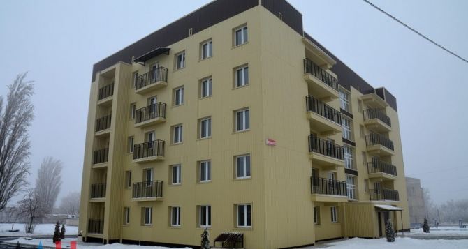 Жители Дебальцево, потерявшие жилье в ходе боев за город, получили ключи от новых квартир