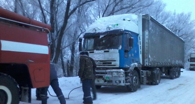 Под Харьковом в снежных заносах застряло пять машин
