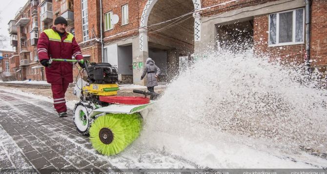 На улицы Харькова вышла новая снегоочистительная техника (фото)