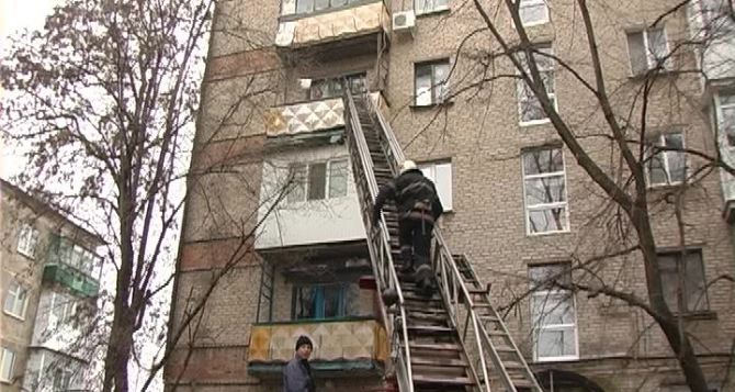 В Луганске 14-летнюю девочку вызволили с закрывшегося балкона