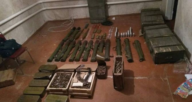 В Станично-Луганском районе обнаружили тайник с боеприпасами (фото)