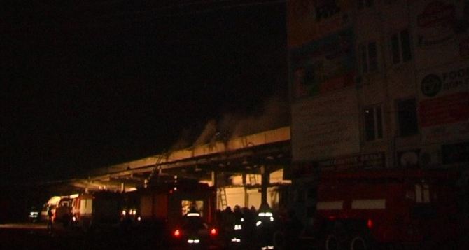 В Луганске произошел пожар на продуктовых складах (фото)