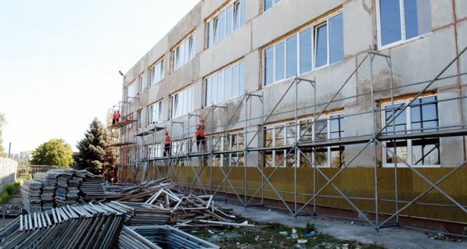 В Луганске восстанавливают две школы и детский сад, пострадавшие от обстрелов