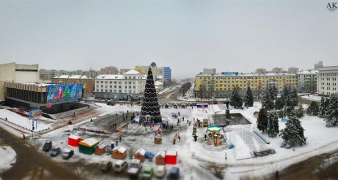 В Луганске начинают убирать новогодние украшения