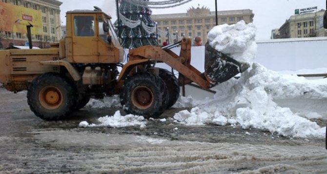 В Харькове убирают снег 109 единиц техники
